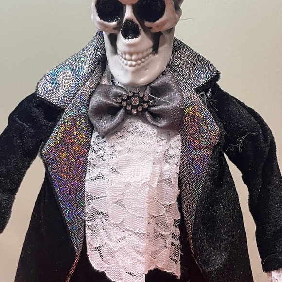 Elegant Skeleton Figurine with Black and Silver Details - Picture 11 of 11